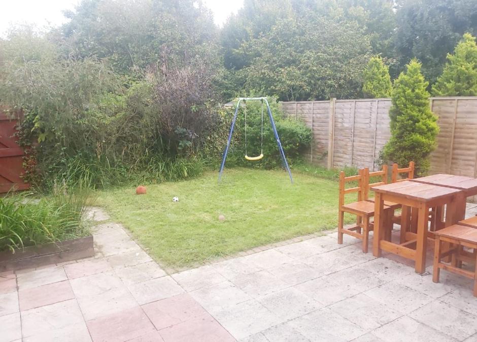 Ashford Holiday Home Smithy Drive Sleeps 5 Free Wifi And Vehicle Parking Kingsnorth ภายนอก รูปภาพ